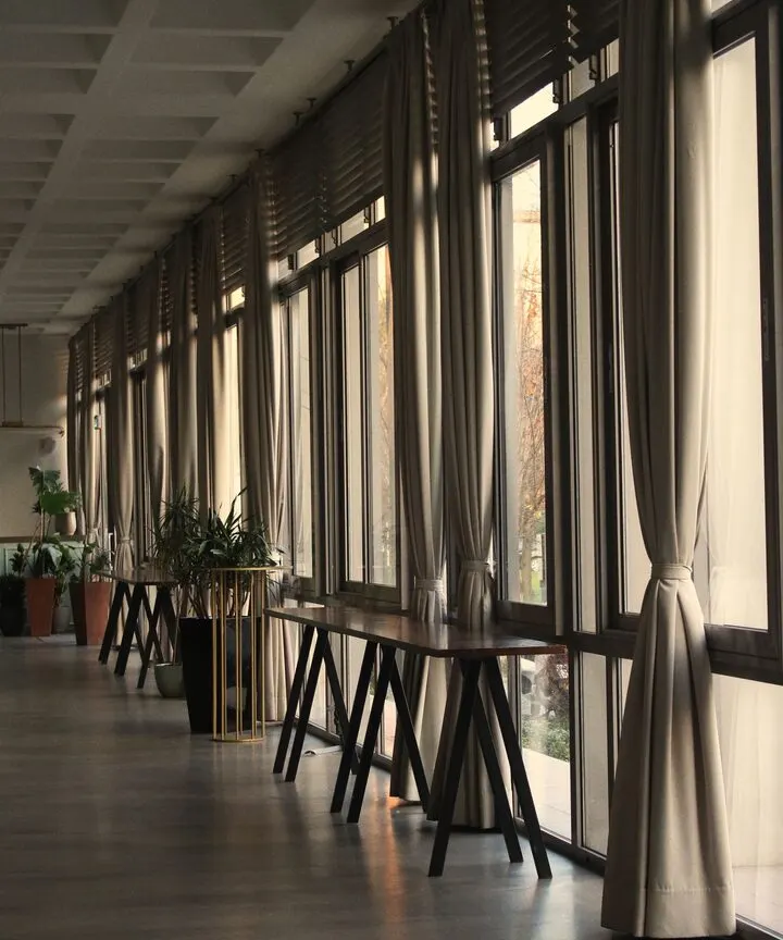 Boydan boya perdeli, geniş cam cepheli açık ofis alanı