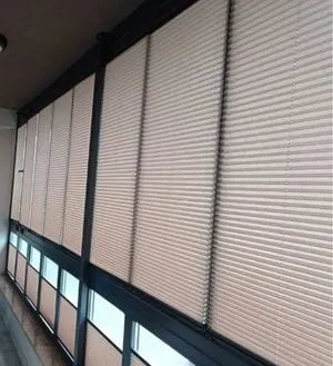 Jandarma Komutanlığı’nda geniş pencere boyunca perde uygulaması