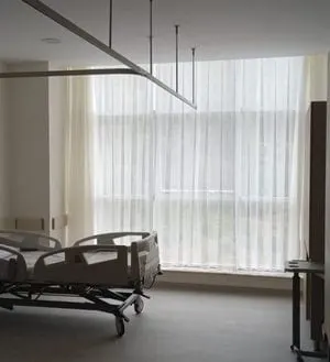 Kumluca Devlet Hastanesi hasta odasında tül perde