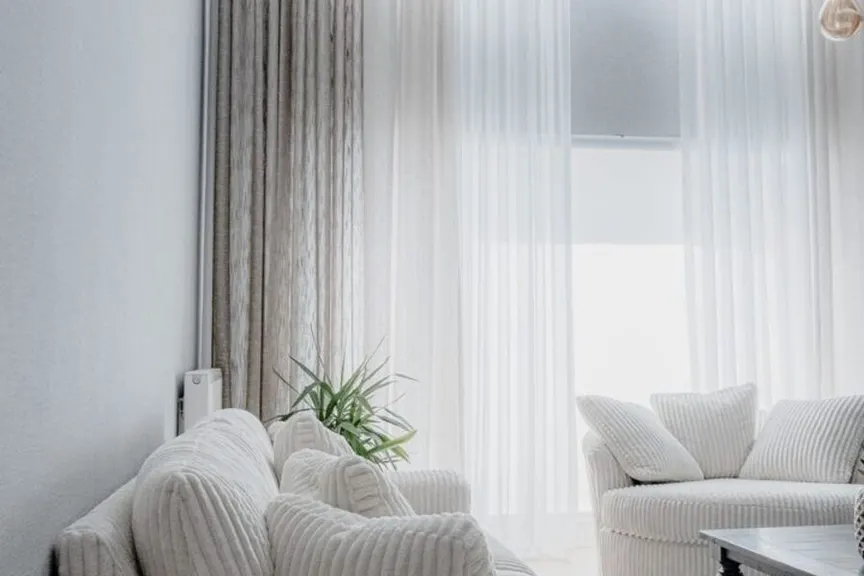Tül perdeli modern konut oturma alanı
