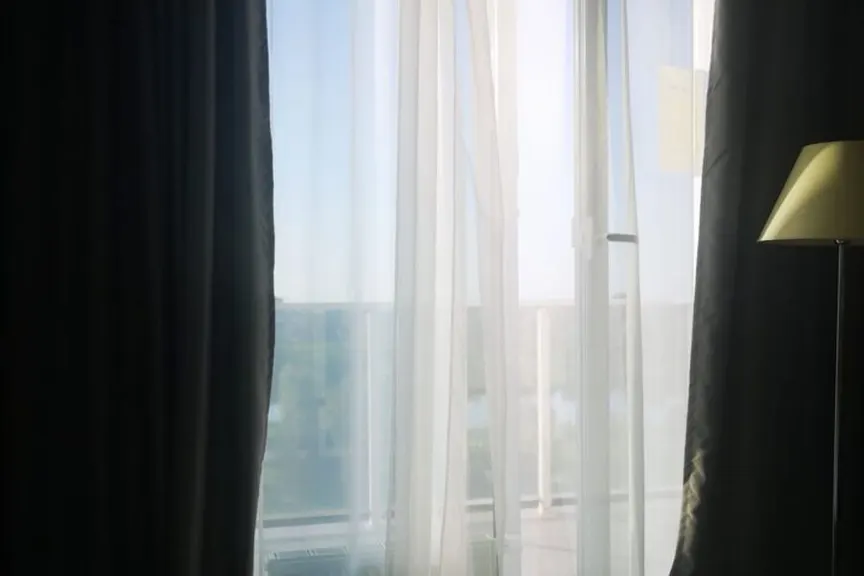 Otel odasında tül perde ve karartma storu