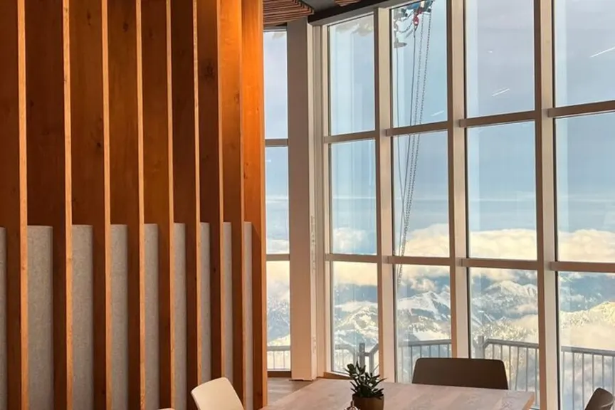 Geniş pencereli toplantı salonu